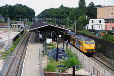 816722 Gezicht op het N.S.-station Bilthoven te Bilthoven (gemeente De Bilt), vanaf de nieuwe voetgangersbrug, met de ...